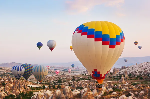 Balão de ar quente sobrevoando a Capadócia Turquia — Fotografia de Stock
