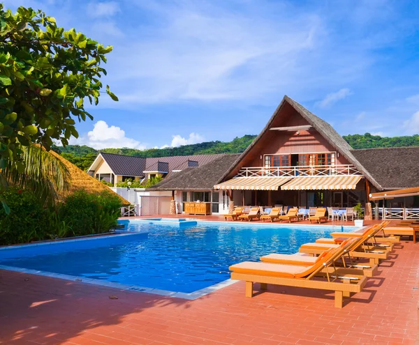 Pool auf tropischer Insel — Stockfoto