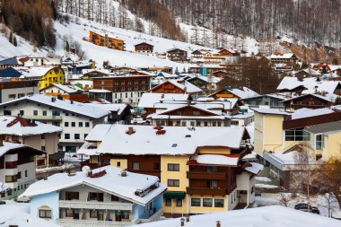 Dağlar kayak merkezi Solden Avusturya