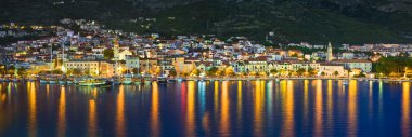 gece şehir makarska-Hırvatistan