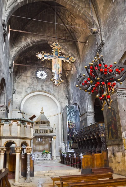 Kyrkans interiör på trogir i Kroatien — Stockfoto