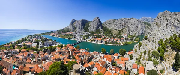 Panorama de la ciudad Omis en Croacia —  Fotos de Stock