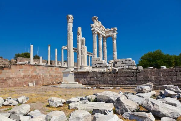 Tempel av Trajanus på acropolis av pergamon i Turkiet — Stockfoto