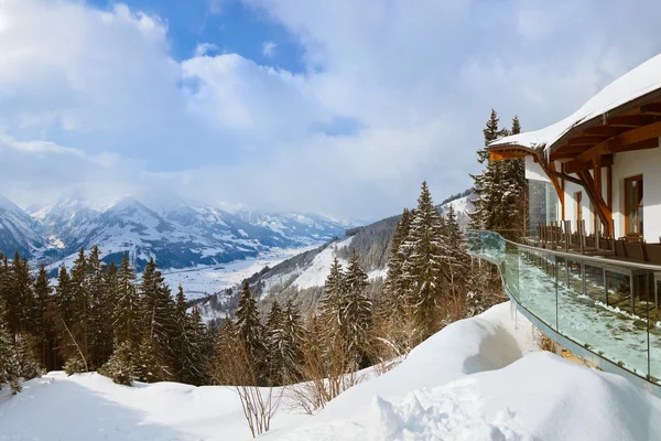 Vuoret hiihtokeskus Zell-am-See Itävalta — kuvapankkivalokuva