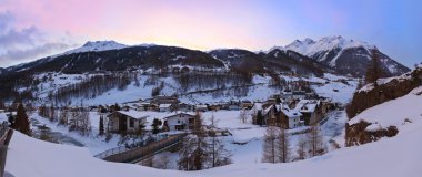 Gün batımında dağlarda kayak merkezi Solden Avusturya