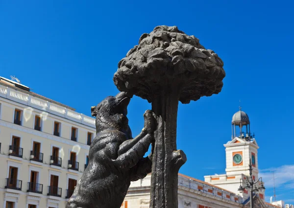 Statue of Bear and strawberry tree - symbol of Madrid — Stock Photo, Image