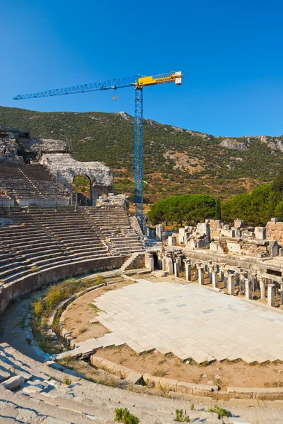 Ancient amphitheater and construction crane in Ephesus — Stock Photo, Image