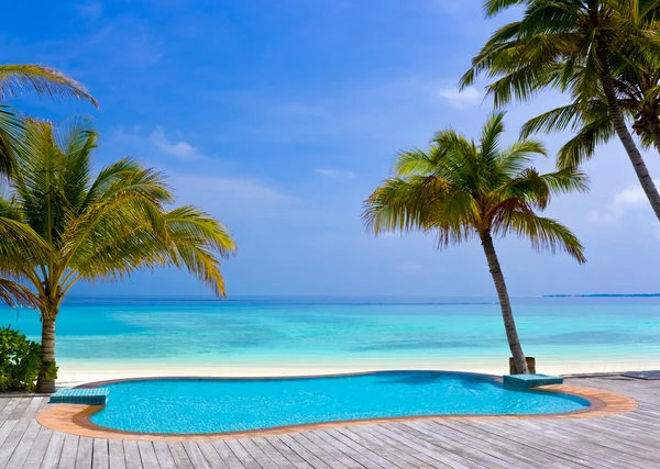 Piscina su una spiaggia tropicale — Foto Stock