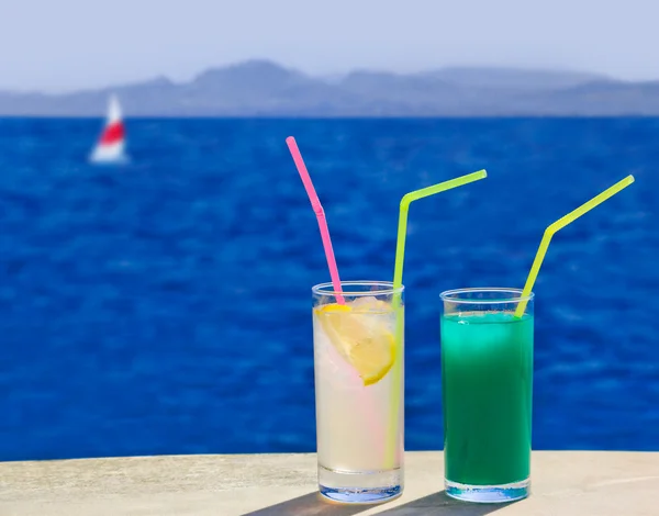 Zwei Cocktails auf dem Tisch am Strand — Stockfoto