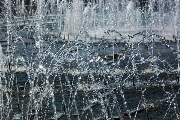Fontän vattenstrålar i park — Stockfoto