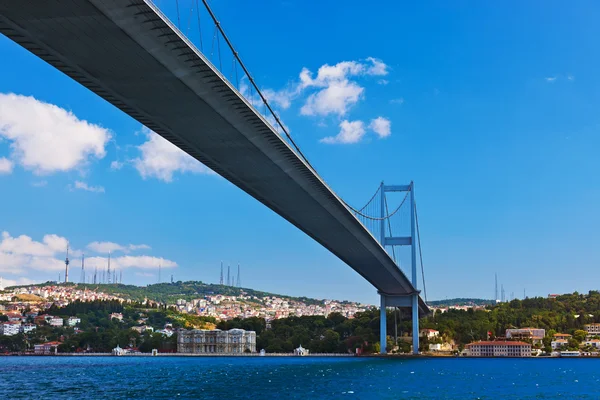 在土耳其伊斯坦布尔的博斯普鲁斯海峡大桥 — 图库照片
