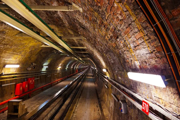Metro in galata heuvel op istanbul Turkije — Stockfoto