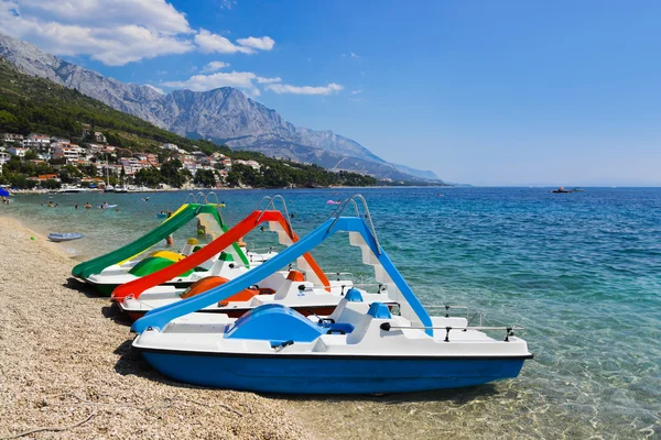 Catamarã multicolorido na praia na Croácia — Fotografia de Stock