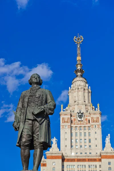 罗蒙诺索夫雕像在俄罗斯莫斯科大学 — 图库照片