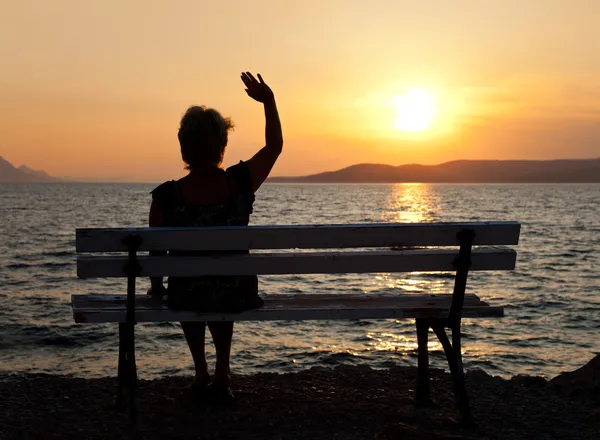 Femme et coucher de soleil — Photo