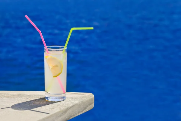 Cocktail sur la table à la plage — Photo