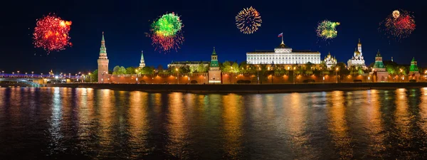 Moskova'daki kremlin üzerinde havai fişek — Stok fotoğraf