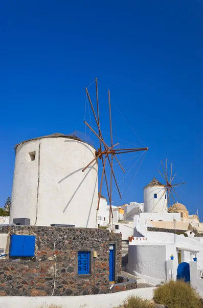 Větrný mlýn v oia na ostrově santorini, Řecko — Stock fotografie