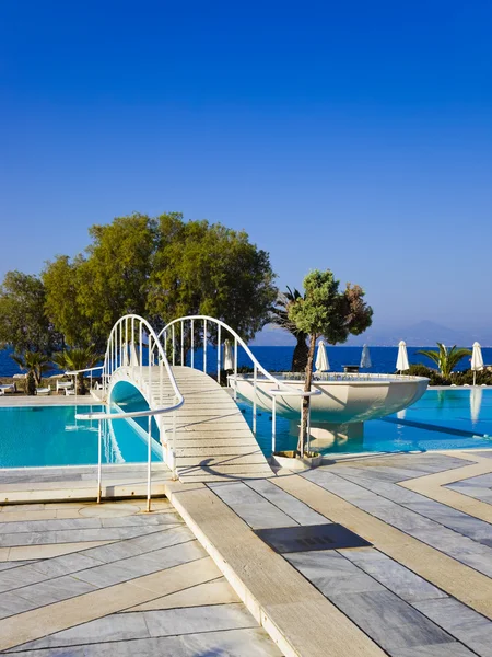 Piscina de agua y puente — Foto de Stock