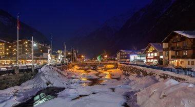 Gün batımında dağlarda kayak merkezi Solden Avusturya