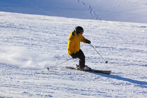 Skidåkare på bergen ski resort innsbruck - Österrike — Stockfoto