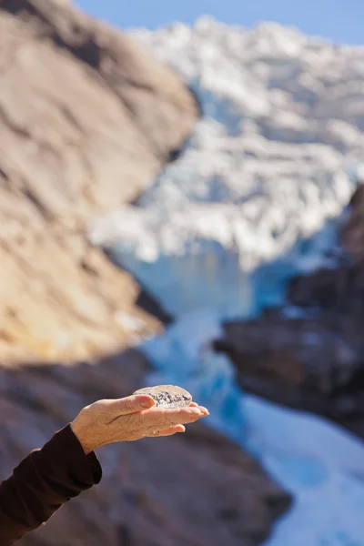 Ręka z lodu i briksdal lodowiec - Norwegia — Zdjęcie stockowe