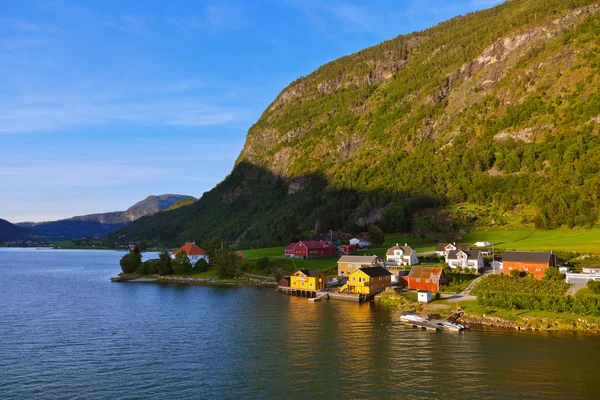 Cidade Sogndal e fiorde - Noruega — Fotografia de Stock