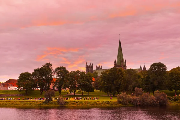 Cathédrale de Trondheim Norvège au coucher du soleil — Photo