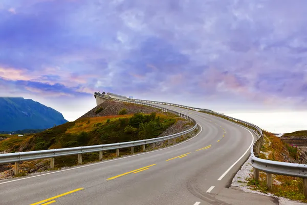 Fantástico puente sobre la carretera atlántica en Noruega —  Fotos de Stock