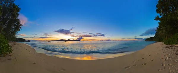 热带海滩日落时的全景 — 图库照片