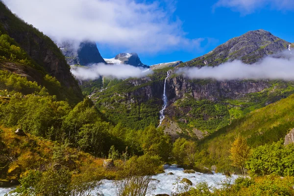 Cascata vicino al ghiacciaio Briksdal - Norvegia — Foto Stock