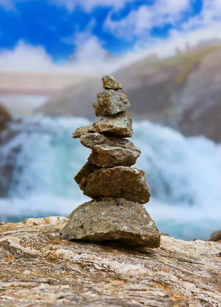 Stigfossen waterval en stenen stack - Noorwegen — Stockfoto