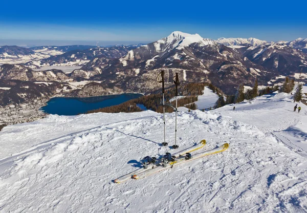 Ski's bergen en ski-sticks - st. gilgen, Oostenrijk — Stockfoto