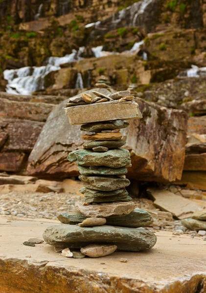 Cascada de Tvinde y pila de piedras - Noruega — Foto de Stock