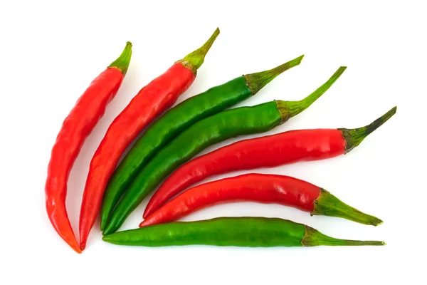 Зеленый и красный острый перец чили — стоковое фото
