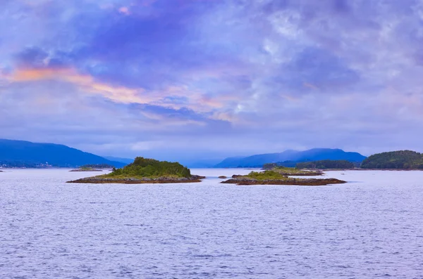 Fjord in Noorwegen bij zonsondergang — Stockfoto