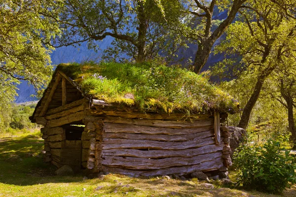 Oud huis in de buurt van briksdal glacier - Noorwegen — Stockfoto