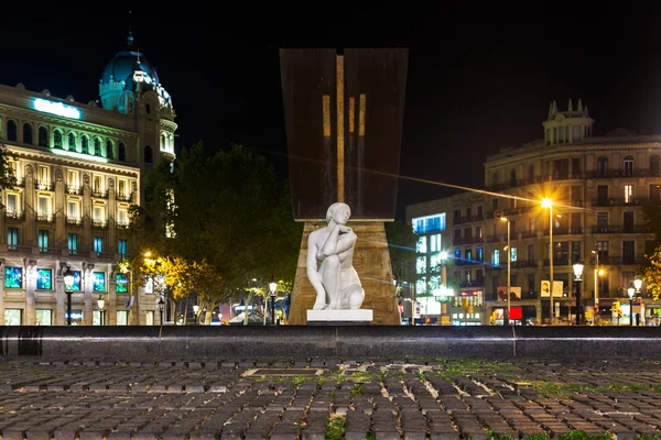 Статуя в Catalonia Plaza в Барселоне, Испания — стоковое фото