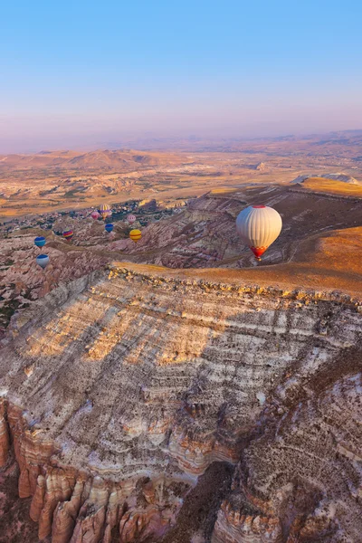 Globo de aire caliente volando sobre Capadocia Turquía —  Fotos de Stock