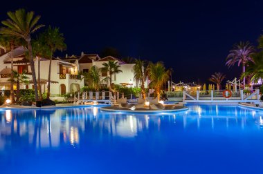 Geceleri yüzme havuzu