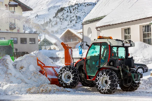 Traktor dmychadlo úklid sněhu v ulici — Stock fotografie