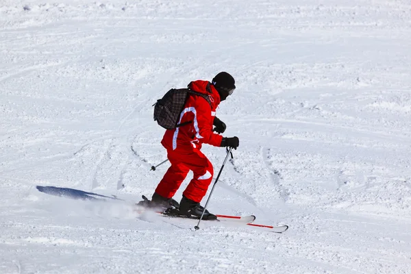 Skiër op bergen ski resort innsbruck - Oostenrijk — Stockfoto