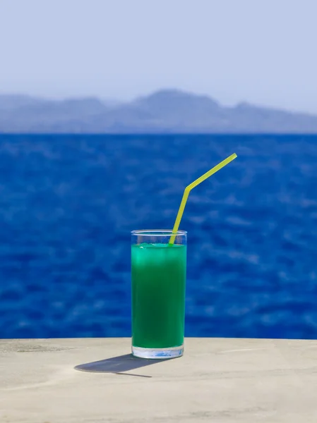 Cocktail sul tavolo di marmo in spiaggia — Foto Stock