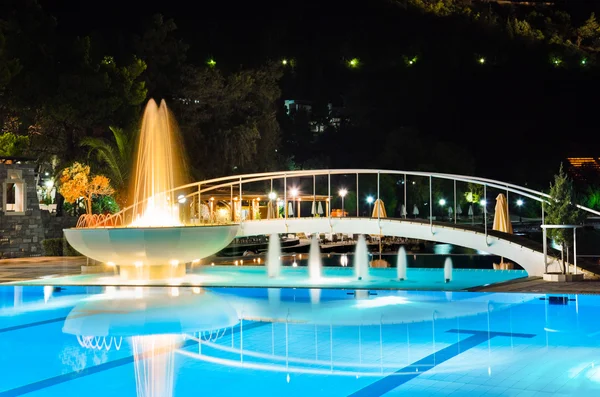 Piscina e fontana di notte — Foto Stock