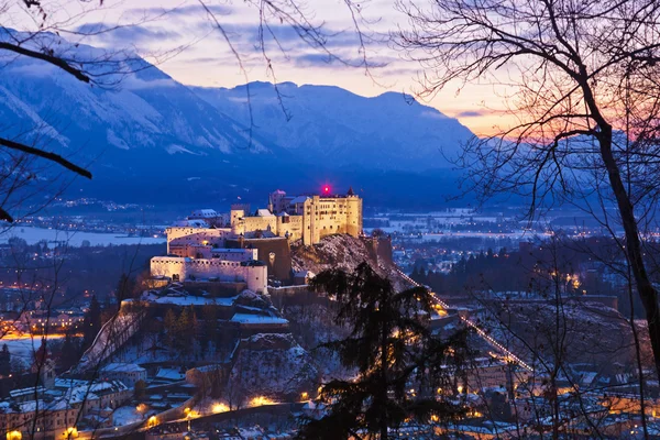 Salzburgo e castelo Hohensalzburg ao pôr-do-sol - Áustria — Fotografia de Stock