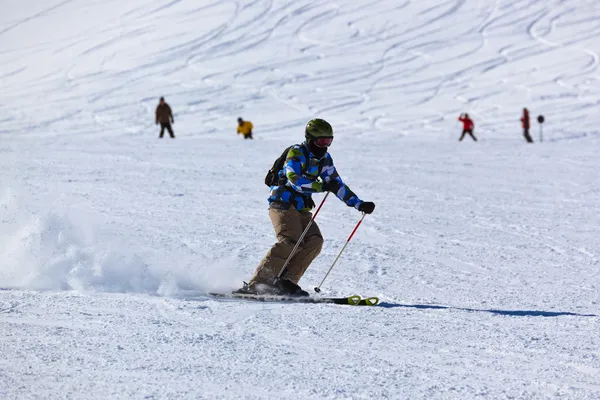 Skidåkare på bergen ski resort innsbruck - Österrike — Stockfoto