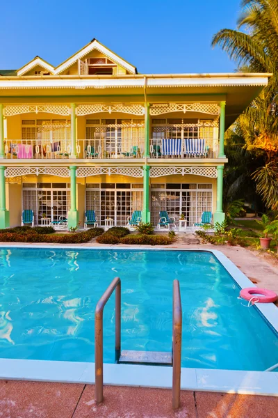 Zwembad in het hotel in tropisch eiland — Stockfoto