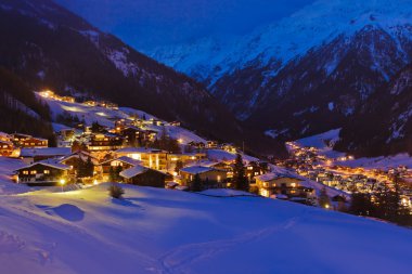 Gün batımında dağlarda kayak merkezi Solden Avusturya