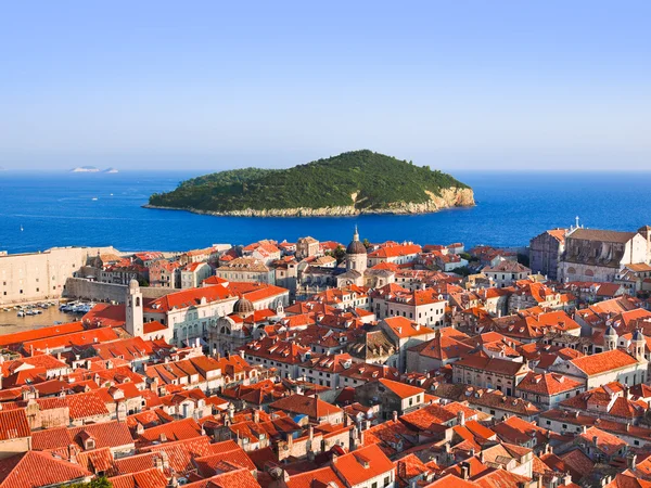 Ciudad de Dubrovnik e isla en Croacia — Foto de Stock
