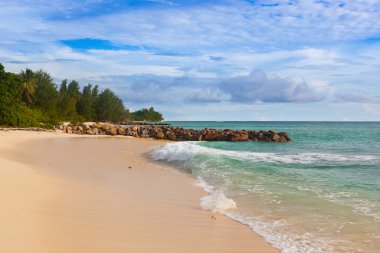 gün batımında Seyşel Adaları tropikal plaj